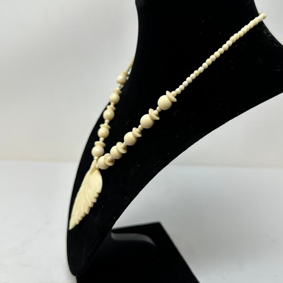 Vintage 70s Carved Bone Beaded Leaf Pendant Necklace Tribal Cream - Picture 4 of 8